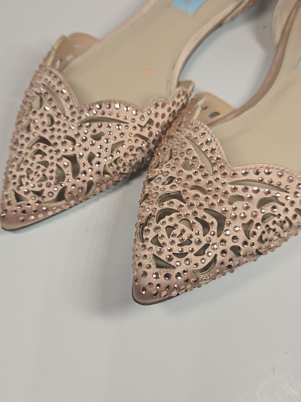 Betsey Johnson Pale Pink Laser-Cut Rhinestone Pointed Flats 6.5 - Picture 3 of 8